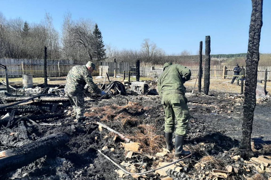 СК опубликовал видео разбора завалов сгоревшего на Урале дома, где погибли  дети - «Уральский рабочий»